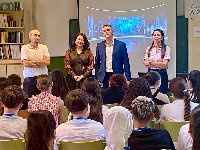 Carmen Crespo (PPE) visita el IES Azcona de Almería.