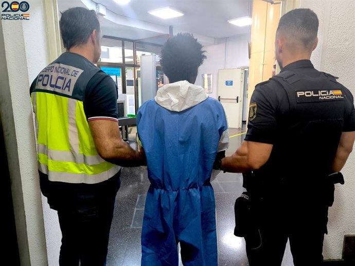 Agentes de la Policía Nacional con el detenido.