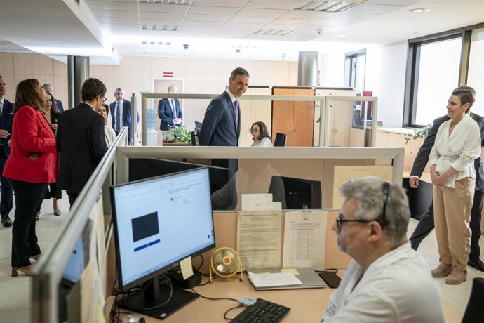 El presidente del Gobierno, Pedro Sánchez, visita el centro de atención telefónica y telemática del Instituto Nacional de la Seguridad Socialen Leganés (Madrid). 