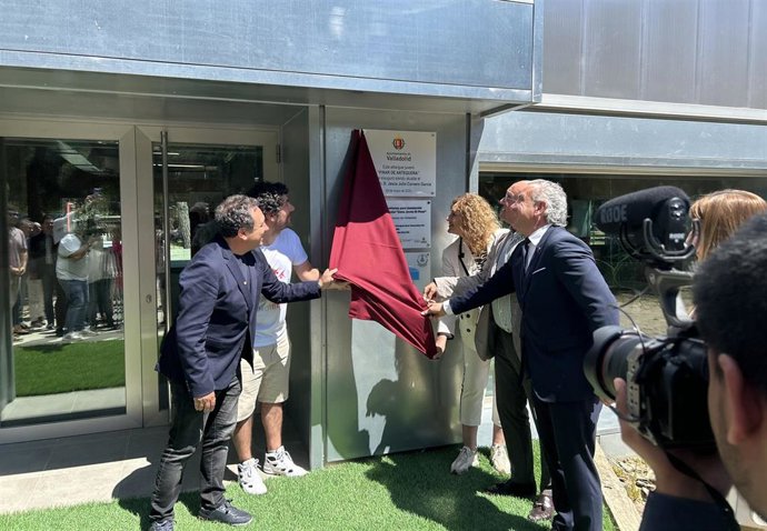 Autoridades como el alcalde de Valladolid y el delegado del Gobierno en Castilla y León, el exfutbolista y titular de la Fundación Eusebio Sacristán y representantes del proyecto No1Behind inauguran el albergue joven de El Pinar.