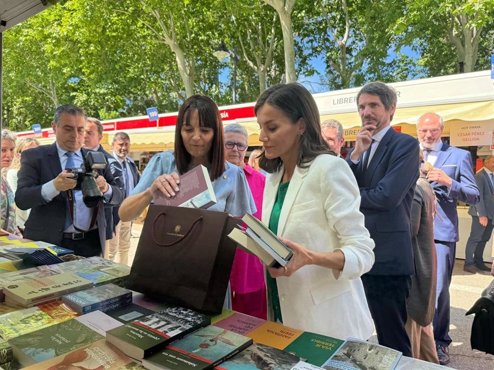 La ministra de Cultura, Mnica Bonell, con la reina Letizia, en la Feria del año pasado