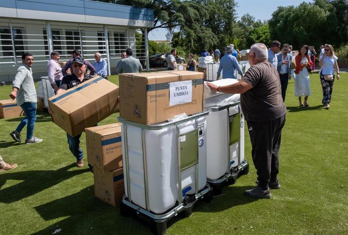 Entrega de agua y bolsas para la recogida de residuos de las hermandades de Huelva para el camino hacia El Rocío.