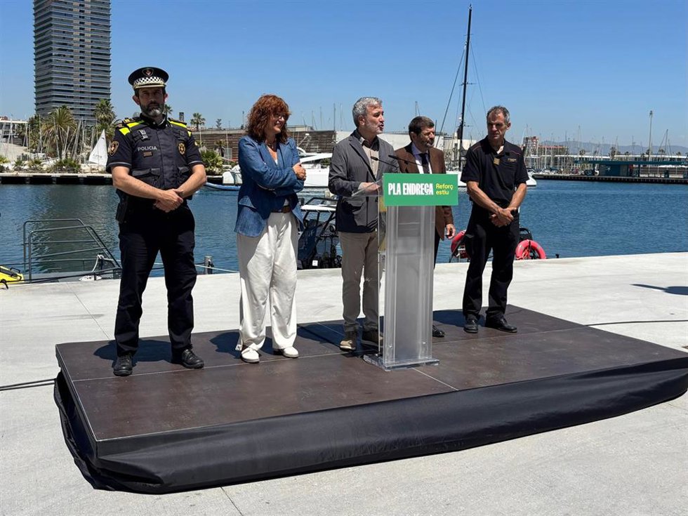 El alcalde de Barcelona, Jaume Collboni, junto a los tenientes de alcalde Laia Bonet y Albert Batlle, el jefe de los Bombers de Barcelona, Sebasti Massagué, y el intendente mayor de la Gurdia Urbana, Jordi Guerrero