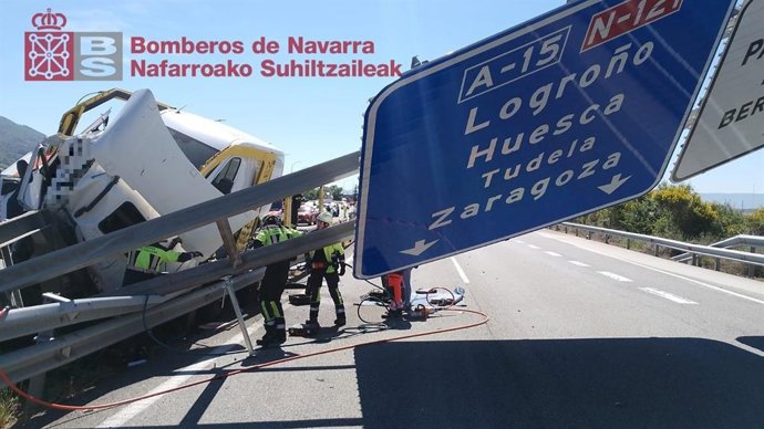 El camión ha colisionado y arrancado un panel informativo.