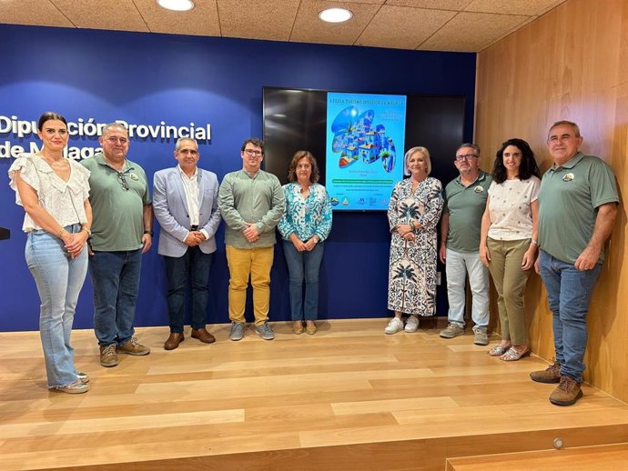 La diputada de Desarrollo Tecnológico, Patrimonio y Mantenimiento, Sagrario Molina, junto al alcalde de Álora, Francisco Martínez, entre otros, en la presentación de la Feria de Turismo Interior de Málaga