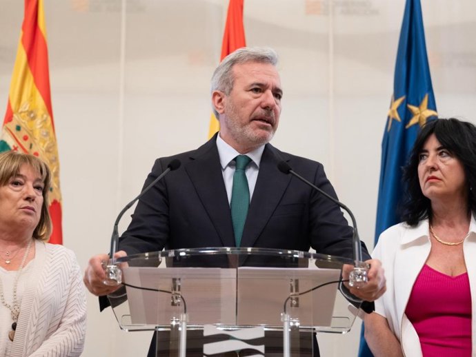 El presidente del Gobierno de Aragón, Jorge Azcón, junto a la consejera de Educación, Cultura y Deporte, Tomasa Hernández, y la directora general de Patrimonio Cultural, Gloria Pérez.