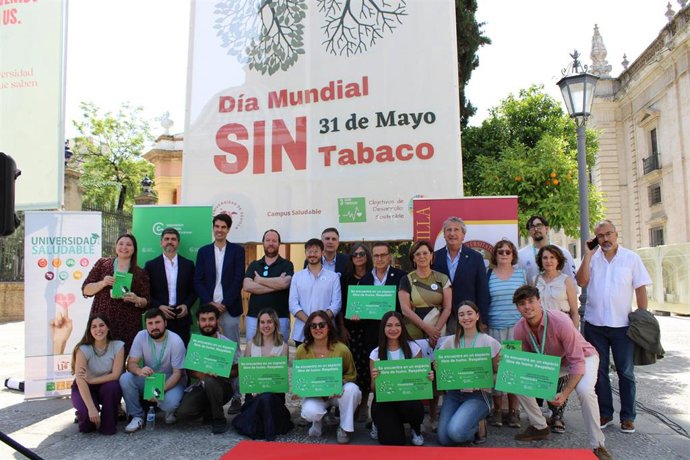 Ana López, Jesús Maza, representantes estudiantiles y voluntarios de la AECC.