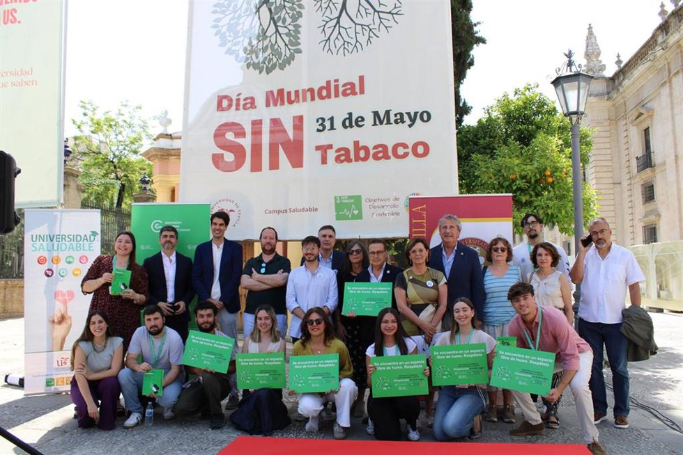 Ana López, Jesús Maza, representantes estudiantiles y voluntarios de la AECC.