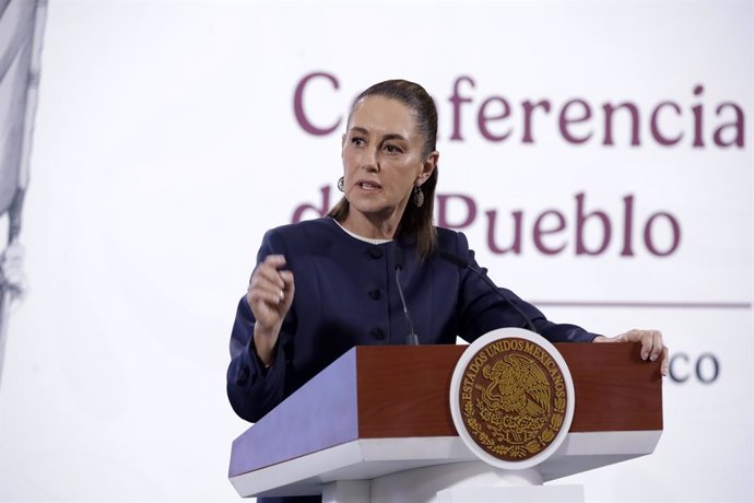Sheinbaum confirma que evalúa la petición de cambiar al fiscal del caso Ayotzinapa como pidieron las familias