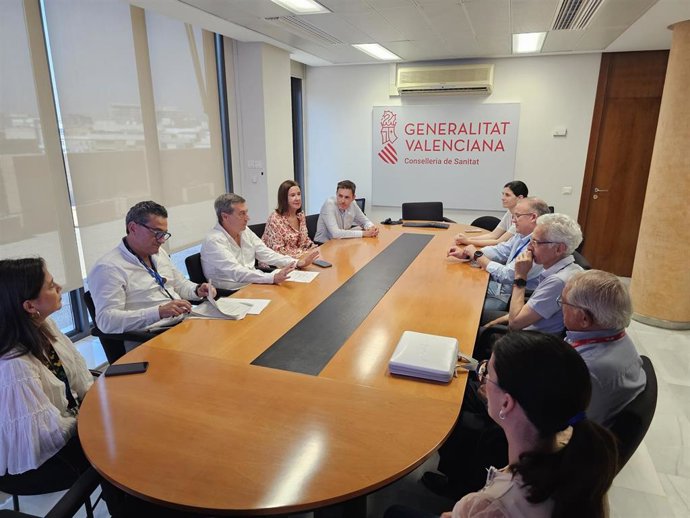El conseller de Sanidad, Marciano Gómez, se reúne con profesionales del equipo de trasplante hematopoyético pediátrico y del resto de unidades implicadas en la aplicación de terapias avanzadas en el ámbito de la Pediatrí