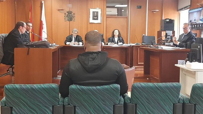 Juicio al acusado de intentar matar a otro tras una discusión por 50 euros en un piso de Santander