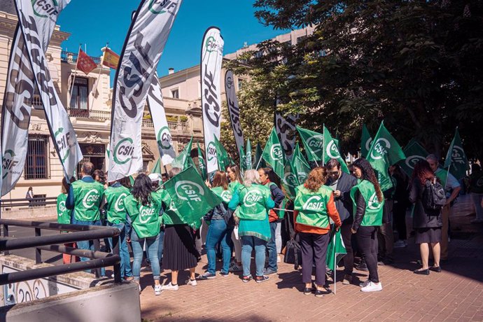 Archivo - Manifestantes durante una concentración convocada por CSIF, frente a la sede de la Delegación del Gobierno, a 18 de abril de 2023, en Madrid (España). La Central Sindical Independiente y de Funcionarios (CSIF), sindicato más representativo en la