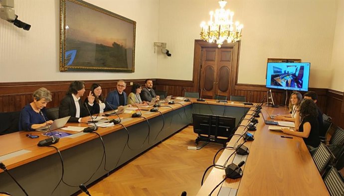 Representantes de Junts, ERC, Comuns y CUP se reúnen con Òmnium Cultural, Iridia, Amnistía Internacional y Alerta Solidària para abordar el plan de trabajo de la Comisión de investigación del espionaje con Pegasus