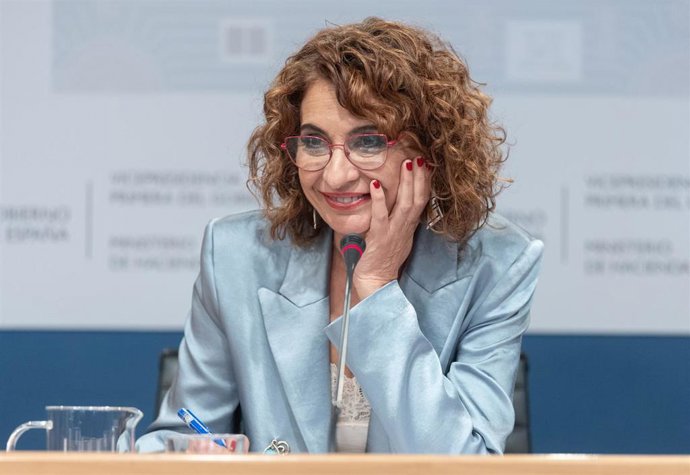 Archivo - La vicepresidenta primera y ministra de Hacienda, María Jesús Montero, durante una rueda de prensa, en el Ministerio de Hacienda, a 24 de febrero de 2025, en Madrid (España).
