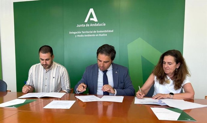 Firma del acuerdo para la cesión por parte de la Junta de equipos informáticos a Aspraponias y CEIP Onuba de Huelva