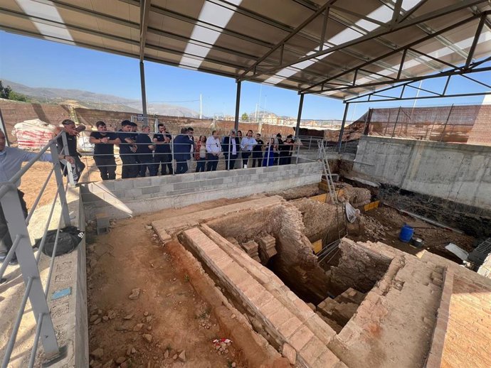 Visita de Junta de Andalucía y Ayuntamiento de Huétor Tájar al yacimiento arqueológico de Hornos de Tejares