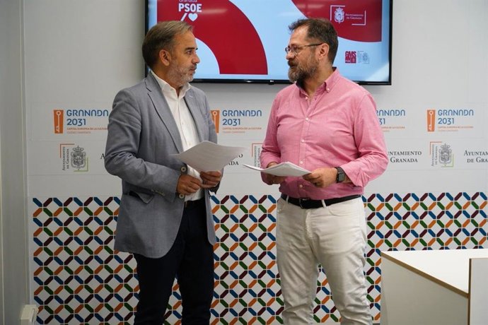 De izquierda a derecha en la imagen los ediles del PSOE Jacobo Calvo y Juanjo Ibáñez