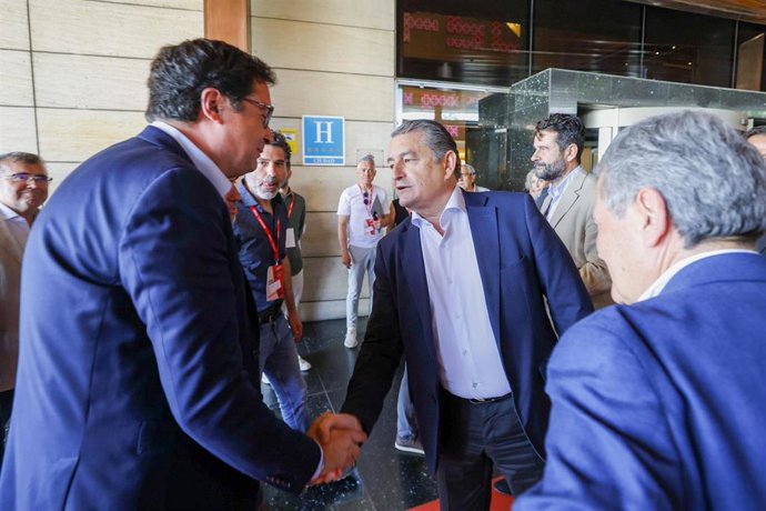 El consejero de la presidencia, Antonio Sanz (d) saluda al ministro para la Transformación Digital, Óscar López (i) . A 29 de mayo de 2025 en Granada, Andalucía (España) en presencia del reelegido secretario general de la FSC-CCOO, Lucho Palazzo