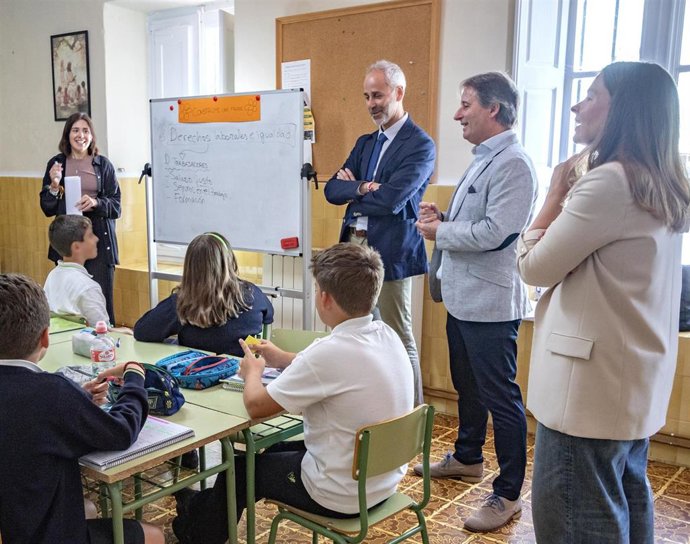 El consejero de Educación, Formación Profesional y Universidades, Sergio Silva, visita el colegio La Inmaculada Concepción de Isla (Arnuero) con motivo del 200 aniversario de su congregación