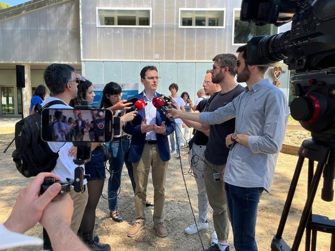 El portavoz del Grupo Municipal Socialista, Pedro Herrero, atiende a los medios de comunicación en el nuevo albergue de El Pinar de Antequera.