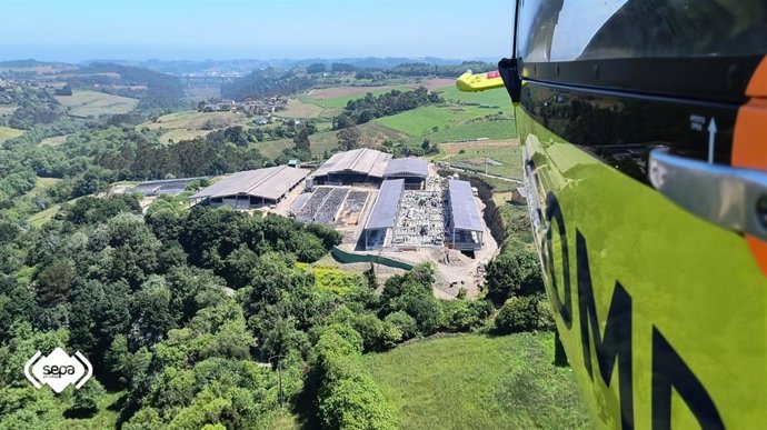 Nave ganadera colapsada en Coaña.
