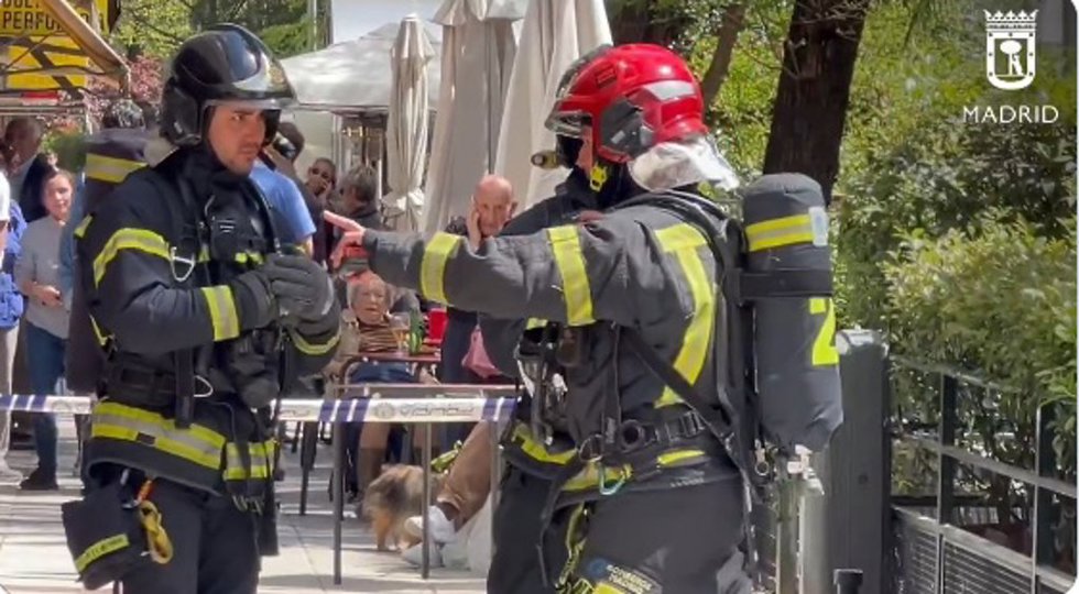 Archivo - Imagen de archivo de Bomberos de Madrid atendiendo un incendio en la capital