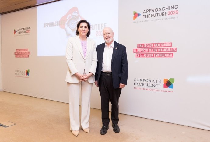 María Luisa Martínez Gistau (presidenta Corporate Excellence y directora de Comunicación y Relaciones Institucionales de CaixaBank) y Ángel Alloza (Corporate Excellence) en la 10ª edición del informe ’Approaching the Future 2025'