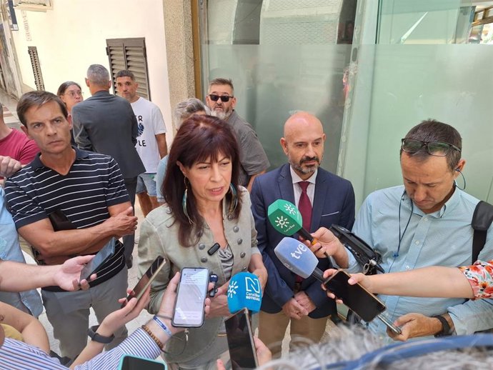 La ministra de Igualdad, Ana Redondo, en atención a los periodistas en Torremolinos (Málaga).