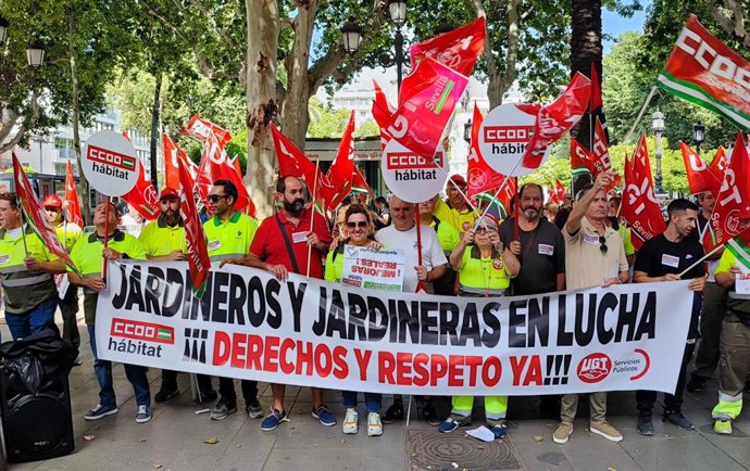 Concentración de CCOO en demanda de mejoras en el sector de la jardinería.