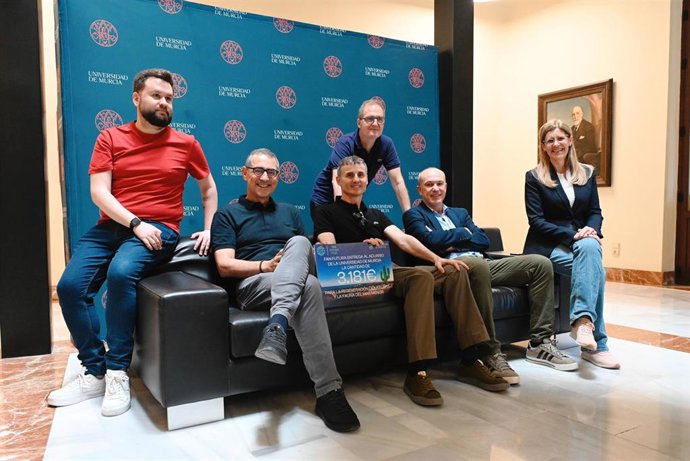 El Acuario de la UMU recibe una donación del 'Fan Futura Fest' que dedicará al proyecto de recuperación de la nacra