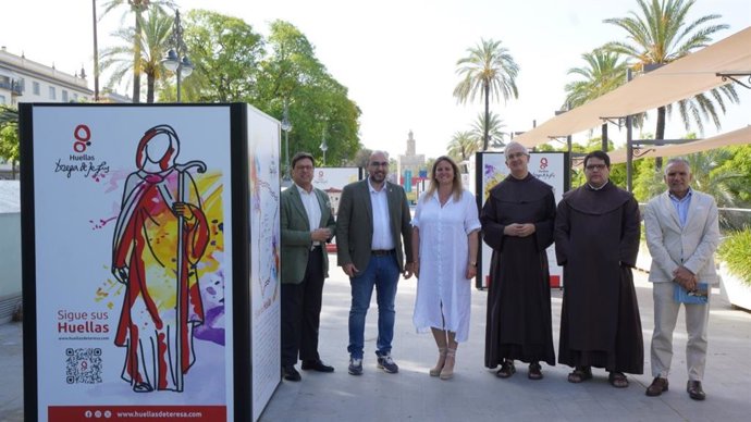 Munícipes de Ávila y Sevilla, junto al prior del convento carmelita del Santo Ángel, en la inauguración de la muestra itinerante 'Huellas de Teresa', en el Paseo Marqués del Contadero.