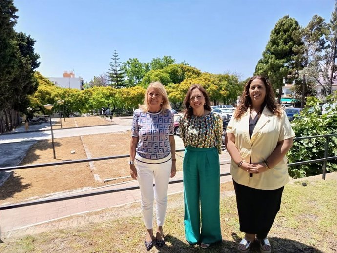 La delegada de la Junta en Málaga, Patricia Navarro, durante una visita a Marbella (Málaga), junto a la alcaldesa del municipio, Ángeles Muñoz