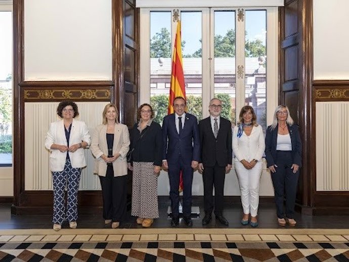 Representantes del Parlament de Catalunya y la Fundación Pasqual Maragall.