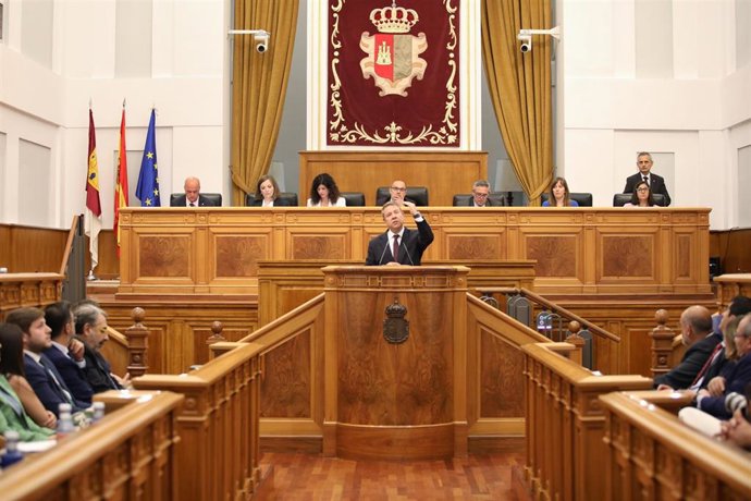 El presidente de Castilla-La Mancha, Emiliano García-Page, durante la aprobación de la reforma del Estatuto