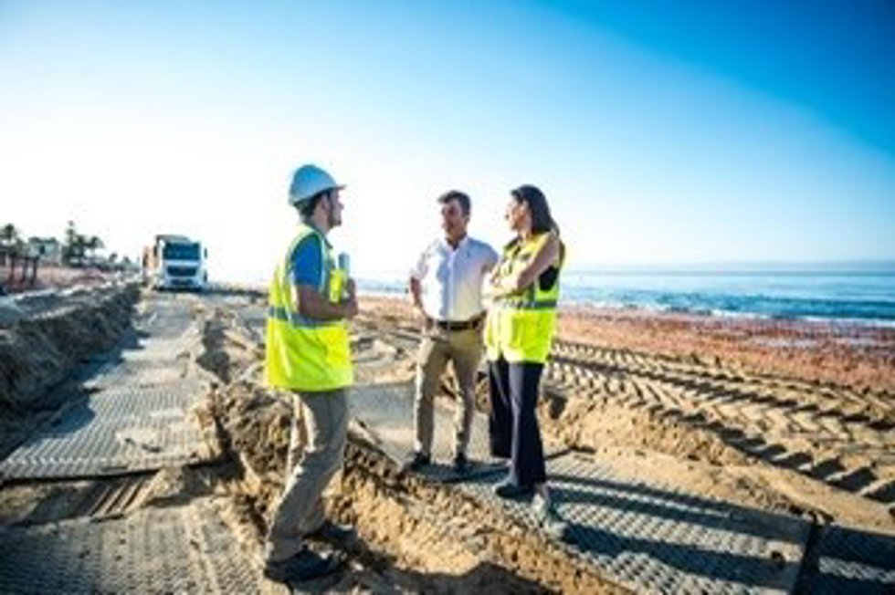 La consejera delegada de Acosol, Matilde Mancha, junto al concejal de Obras y Playas del Ayuntamiento de Marbella, Diego López, han visitado el inicio de los trabajos en la playa de La Víbora.