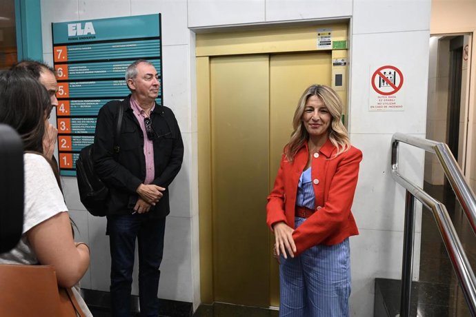 La ministra de Trabajo, Yolanda Díaz, en la sede del sindicato ELA en Bilbao, donde ha mantenido una reunión con sus responsables.