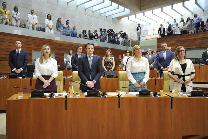 La presidenta de la Junta, María Guardiola, y otros miembros de su gobierno en el pleno de la Asamblea de Extremadura