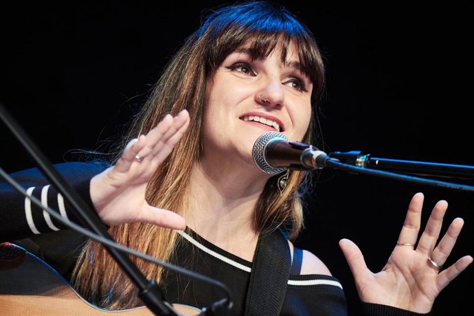 La cantante Rozalén actúa durante un encuentro con el alumnado de institutos navarros que forman parte del programa 'Escuelas con Memoria, por la Paz y la Convivencia'.