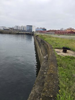 Franja marítima del antiguo astillero Naval Gijón, en Gijón.