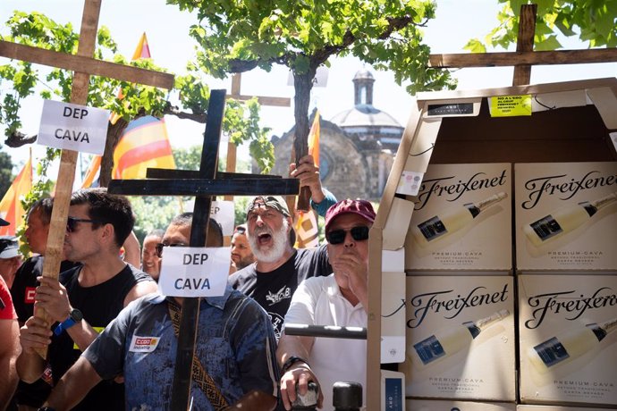 Concentració dels treballadors de Freixenet davant el Parlament contra l'ERO