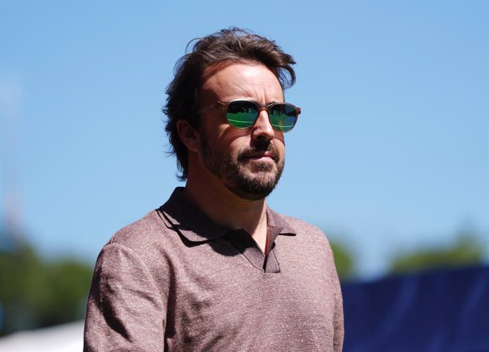 29 May 2025, Spain, Barcelona: Aston Martin's Fernando Alonso arrives at the Circuit de Barcelona-Catalunya, on the Preview Day of the Spanish Grand Prix. Photo: Bradley Collyer/PA Wire/dpa