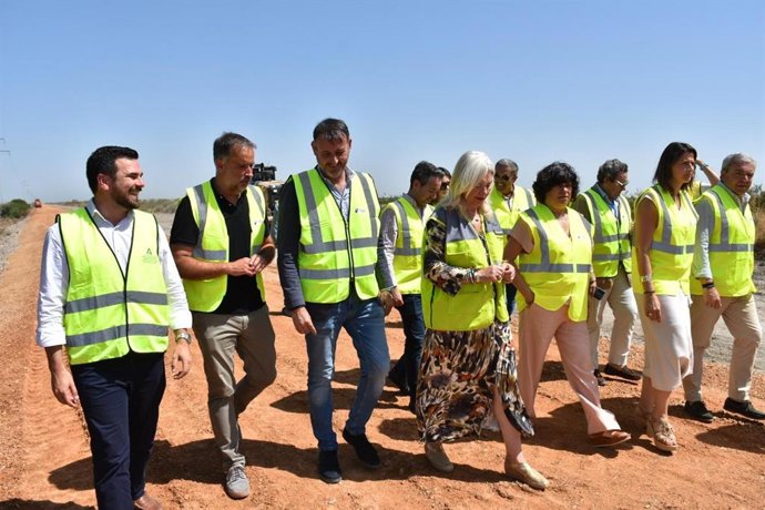 Mercedes Colombo en la visita a las obras del Camino del Práctico en Sanlúcar.