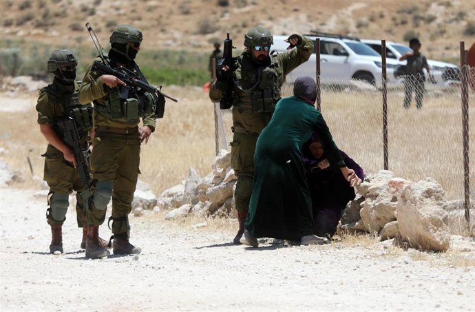 Fuerzas de ocupación israelíes durante un operativo para demoler viviendas de los palestinos.