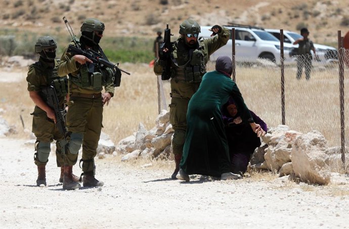 28 de maio de 2025, Hebron, Cisjordânia, Território Palestino: Forças de ocupação israelenses demoliram estruturas palestinas em uma casa e uma fazenda de gado na cidade de Yatta, ao sul de Hebron, na Cisjordânia ocupada, em 28 de maio de 2025. As demoliç