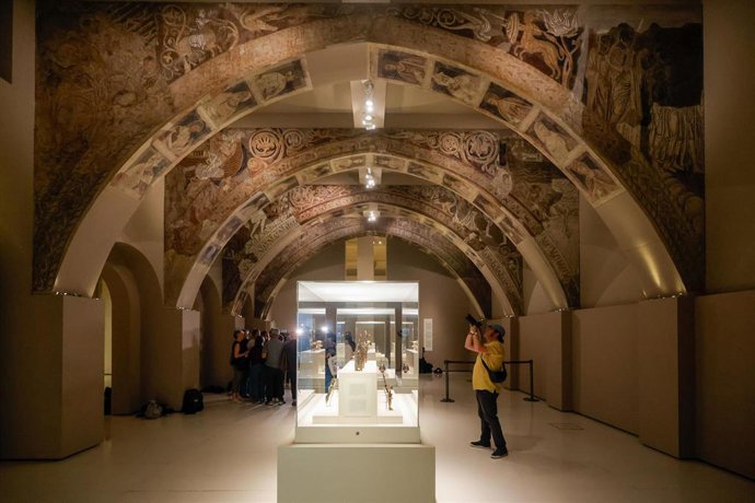 Varias personas observan las pinturas murales del Monasterio de Sijena expuestas en el Museu Nacional d’Art de Catalunya (MNAC), a 29 de mayo de 2025