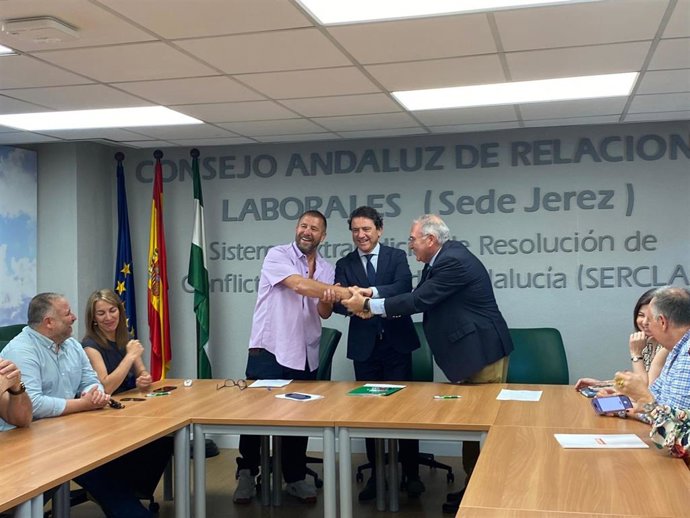Daniel Sánchez en la firma del XXVII Convenio de las Industrias Vinícolas en Jerez.