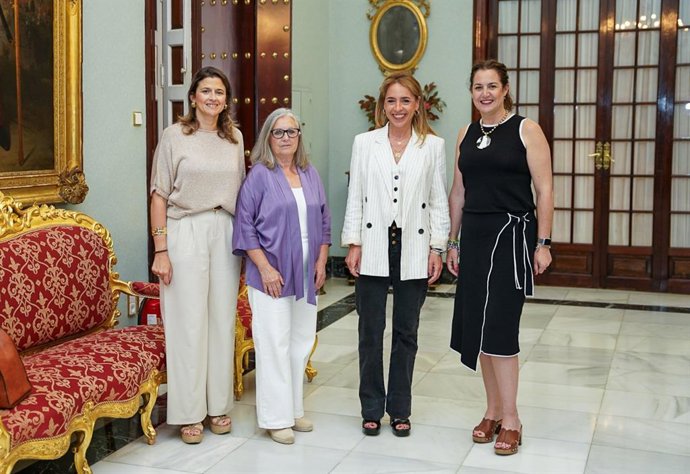 La presidenta de la Diputación de Cádiz, Almudena Martínez, y la diputada de Servicios Sociales, Familias e Igualdad, Paula Conesa, junto a Regina Arocha, directora de la cocina solidaria Nuestra Señora del Carmen de Bonanza.