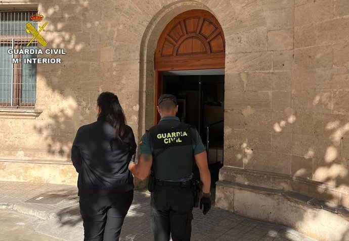 Mujer detenida por la Guardia Civil