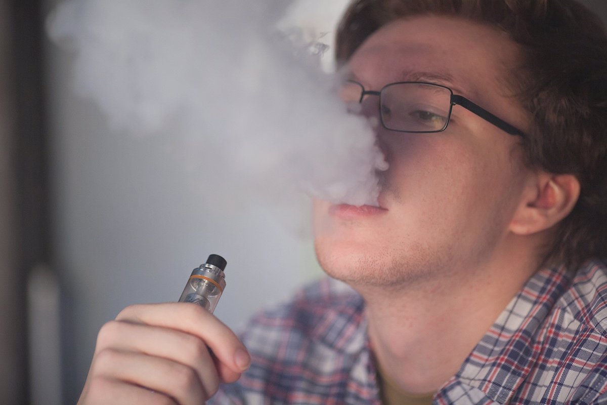 Hay que legislar para que los vapers no sean la entrada al tabaquismo en jóvenes,  ya que ahora lo son , según experto