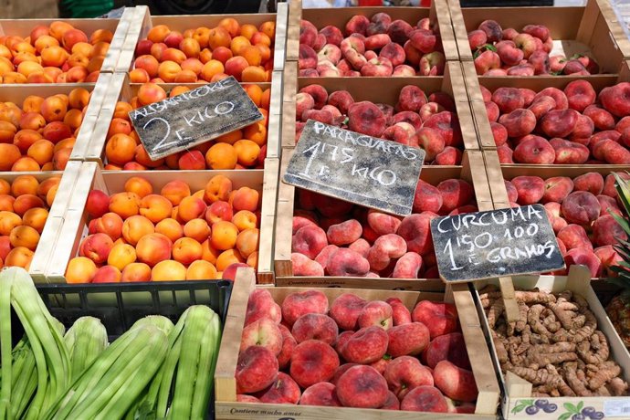 Archivo - Cajas de piezas de frutas en un mercado